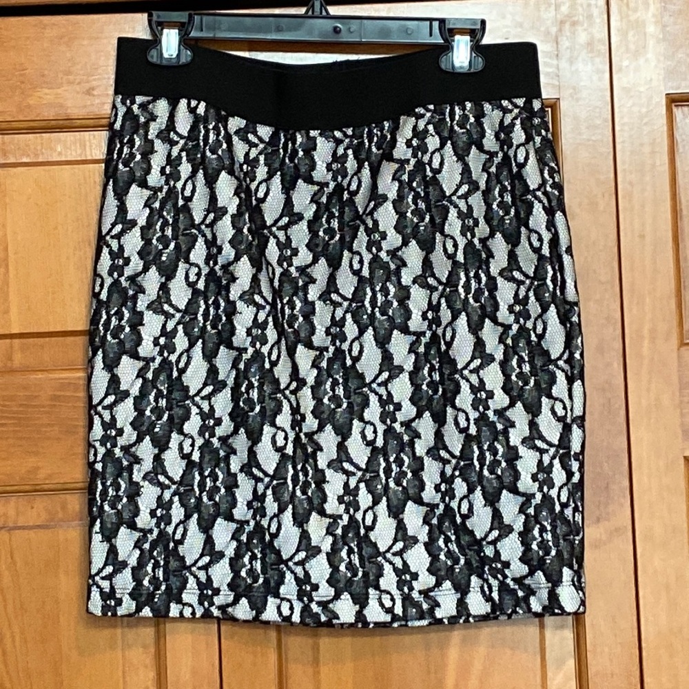 Karen Kane Pull on Skirt, Medium, Black/White Lacy Floral